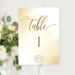 Carte Aquarelle jaune doré, Numéro de tableau moderne<br><div class="desc">Aidez vos invités à trouver leur table avec cet élégant numéro de table d'aquarelle jaune-doré moderne. Cartes recto verso. Un espace dégagé tout autour vous donne la liberté d'utiliser un porte-table ou un cadre. Attrayant "table" en calligraphie manuscrite moderne en faux imprimé feuille d'or. Arrière - plan dans un lave-linge...</div>