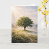 Carte Arbre vert solitaire d'anniversaire dans la brume (Fleur jaune)