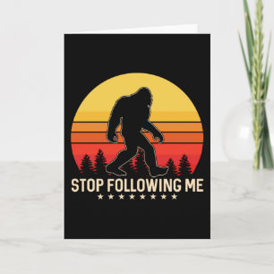 Carte Arrêtez de me suivre   Design rétro Bigfoot