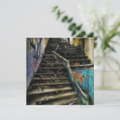 Carte Art urbain sur escaliers Bâtiment abandonné (Debout devant)
