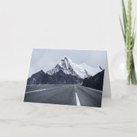 Asphalt Road devant Snow Mountain