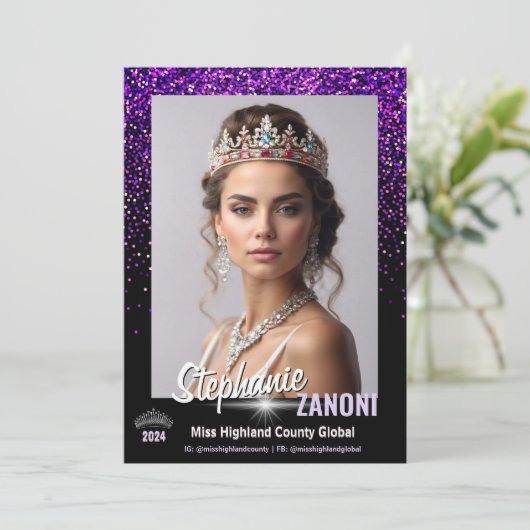 Carte Autographique Purple Royale Pageant | Code Q (Debout devant)