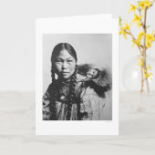 Carte Baby On Eskimo Mom's Back 1906 (Fleur jaune)