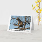 Carte Bâillements de léopard tout en se reposant sur un (Fleur jaune)