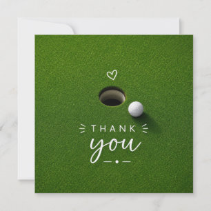 Carte Balle de golf à côté du trou sur de l'herbe verte
