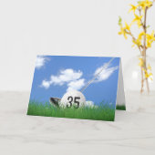 Carte balle de golf de 35e anniversaire dans l'herbe (Fleur jaune)