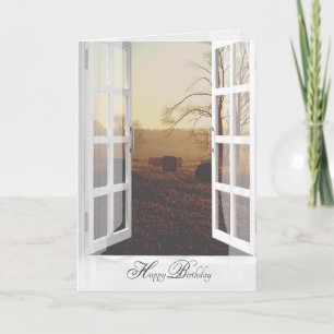 Carte balles de foin dans le champ brumeux anniversaire