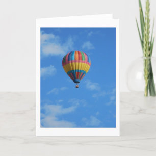 Carte Ballon à air chaud arc-en-ciel volant dans le ciel