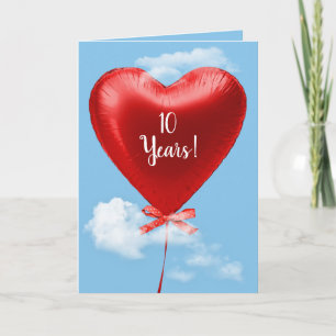 Carte Ballon de coeur rouge dans les nuages pour le 10e