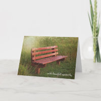 banc vide dans le pré pour la sympathie