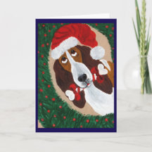 Basset Hound Père Noël regardant à travers la Cour