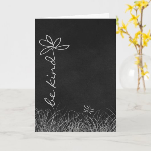 Carte Be Kind daising sur tableau noir (Fleur jaune)