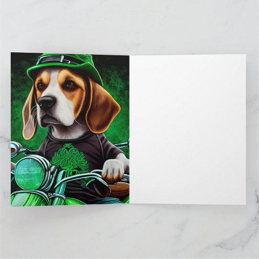 Carte Beagle Chien conduisant vélo St. Patrick's Day (Intérieur)