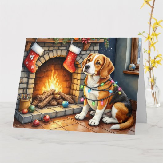 Carte Beagle Sitting by Fireplace with Christmas Lights (Fleur jaune)