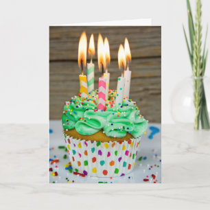 Carte beaucoup de bougies sur le cupcake d'anniversaire