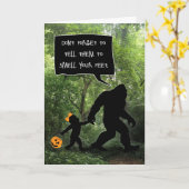 Carte Bébé amusant fille de pieds nus, odorant mes pieds (Fleur jaune)