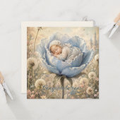Carte Bébé endormi dans une fleur bleue Félicitations (Devant/Arrière en situation)
