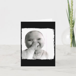 Carte Bébé IA rigolant en retenant son rire drôle viral