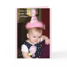 Bébé regardant grincheux sa première fête