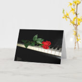 Carte Belle Rose rouge sur piano (Fleur jaune)