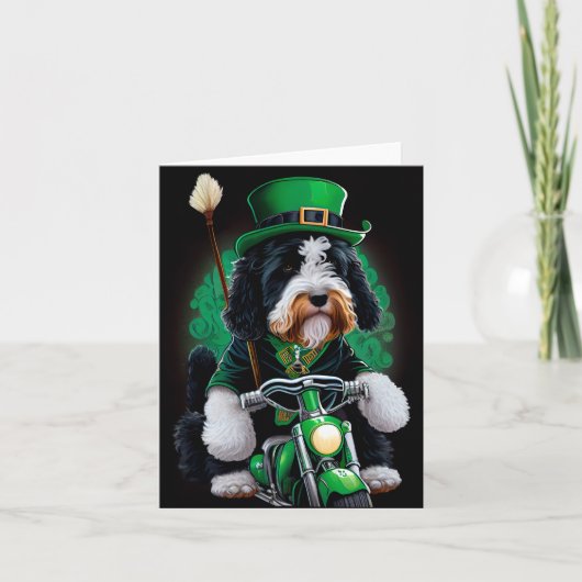 Carte Bernedoodle Chien conduisant un vélo Saint-Patrick (Devant)