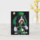 Carte Bernedoodle Chien conduisant un vélo Saint-Patrick (Fleur jaune)