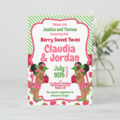 Carte Berry Sweet Twins Baby shower fraise (Debout devant)