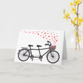 Carte bicyclette en tandem avec des cœurs rouges (Fleur jaune)