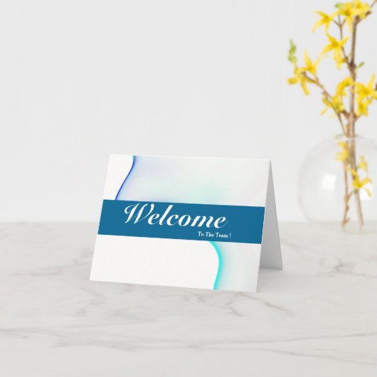 Carte Bienvenue À L'Équipe Blanc Minimal Bleu Badge (Fleur jaune)