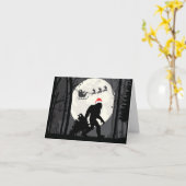 Carte Bigfoot drôle de Noël avec le Père Noël dans la fo (Fleur jaune)