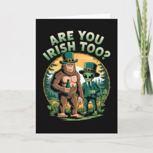 Carte Bigfoot et alien buvant de la bière drôle St. Patr