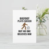 CARTE BIGFOOT JOUE AU FOCCER (Debout devant)