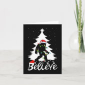 Carte Bigfoot portant Noël Arbre Sasquatch Croyant (Devant)