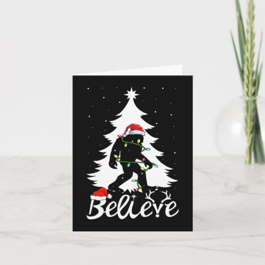 Carte Bigfoot portant Noël Arbre Sasquatch Croyant (Devant)