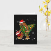 Carte Bigfoot portant un arbre de Noël, adepte de Sasqua (Fleur jaune)
