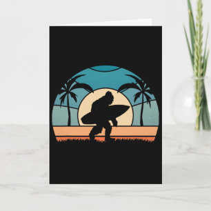 Carte Bigfoot Surfeur Sur La Plage En Train De Surfer Vi