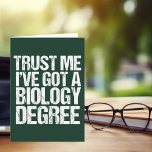 Carte Biologie amusante Biologie majeure Biologiste écol<br><div class="desc">Faites-moi confiance J'ai un diplôme en biologie. Une carte d'humour de diplôme pour un bio-enseignant ou un professeur amusant après avoir obtenu un diplôme de collège ou d'université avec un diplôme d'enseignement. Un biologiste cool a conçu des devis.</div>