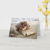 Carte Birthday Hermit Crab Reading a Message on a Beach (Fleur jaune)