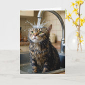 Carte Birthday Tabby Cat Under a Kitchen Faucet (Fleur jaune)