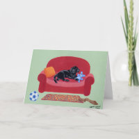 Black Labrador sur le canapé rose