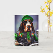 Carte Bluetick Coonhound conduisant un vélo pour la Sain (Fleur jaune)