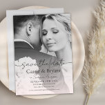Carte Blush Pink Romantic Chic Full Photo Enregistrer la<br><div class="desc">Blush Pink Romantic Chic Full Photo Save the Date Invitation. Cet invitation photo unique est la combinaison parfaite de caractéristiques de design élégant et minimaliste avec une photo pour commémorer votre journée spéciale. Monogramme sur le dos et design noir et blanc minimal pour votre mariage,  anniversaire ou occasion spéciale.</div>