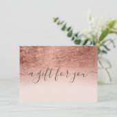 Carte Blush rose feuille or ombre certificat cadeau (Debout devant)