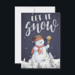 Carte Bonhomme de neige drôle | Typographie argentée Let<br><div class="desc">Typographie script avec paillettes argentées Let It Snow sur un grand bonhomme de neige avec chapeau et écharpe rouge entouré de neige qui tombe sur un fond tableau noir bleu minuit foncé avec une scène de montagne avec des pins faisant une carte de vœux moderne rustique pour les fêtes de...</div>