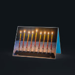 Carte Bonne Hanoukka Menorah Miracle Card<br><div class="desc">Cette carte Hanoukka pour le Festival des Lumières présente une photo originale d'une menorah avec 8 bougies brûlantes sur le devant,  un salut personnalisable à l'intérieur et la prière phonétiquement orthographiée à l'arrière.</div>