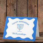 Carte Bordure moderne Gras Wavy Personnalisé Bleu Hanouk<br><div class="desc">Envoyez vos souhaits les plus chauds d'Hanoukka avec ces cartes de voeux élégantes et personnalisables. Dotées d'un arrière - plan bleu vif, d'une illustration classique de la ménorah et d'une conception de bordure ondulée, ces cartes offrent une touche moderne sur les thèmes traditionnels de Hanoukka. Personnalisez avec votre nom de...</div>
