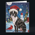 Carte Boston Terrier Dog Winter Wonderland Noël Joie<br><div class="desc">Ce design festif reflète l'esprit joyeux de la période des fêtes, avec un adorable petit portant un chapeau de Père Noël. Le chien est niché dans un pays des merveilles hivernales, avec un bonhomme de neige, un sapin de Noël décoré et des cadeaux joliment emballés. Les flocons de neige tombent...</div>