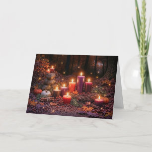 Carte Bougies de Samhain en pierre dans une forêt boisée
