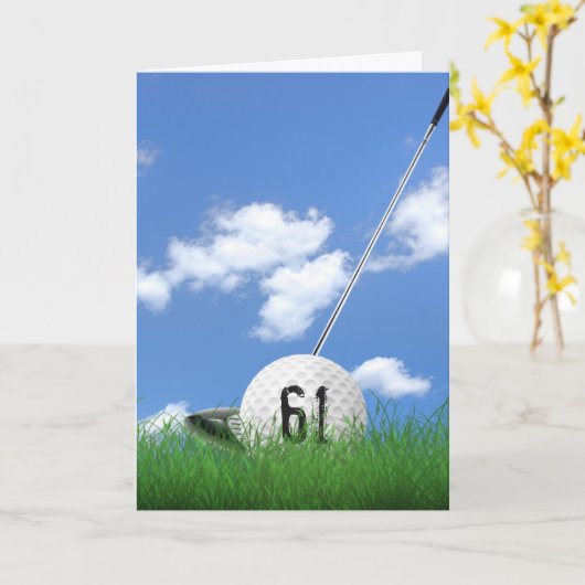 Carte Boule de golf 61e anniversaire dans l'herbe (Fleur jaune)