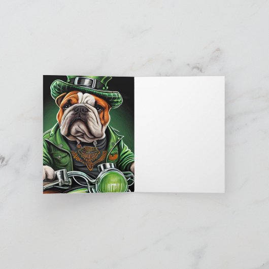 Carte Bulldog Conduisant un Vélo la Saint-Patrick (Intérieur)